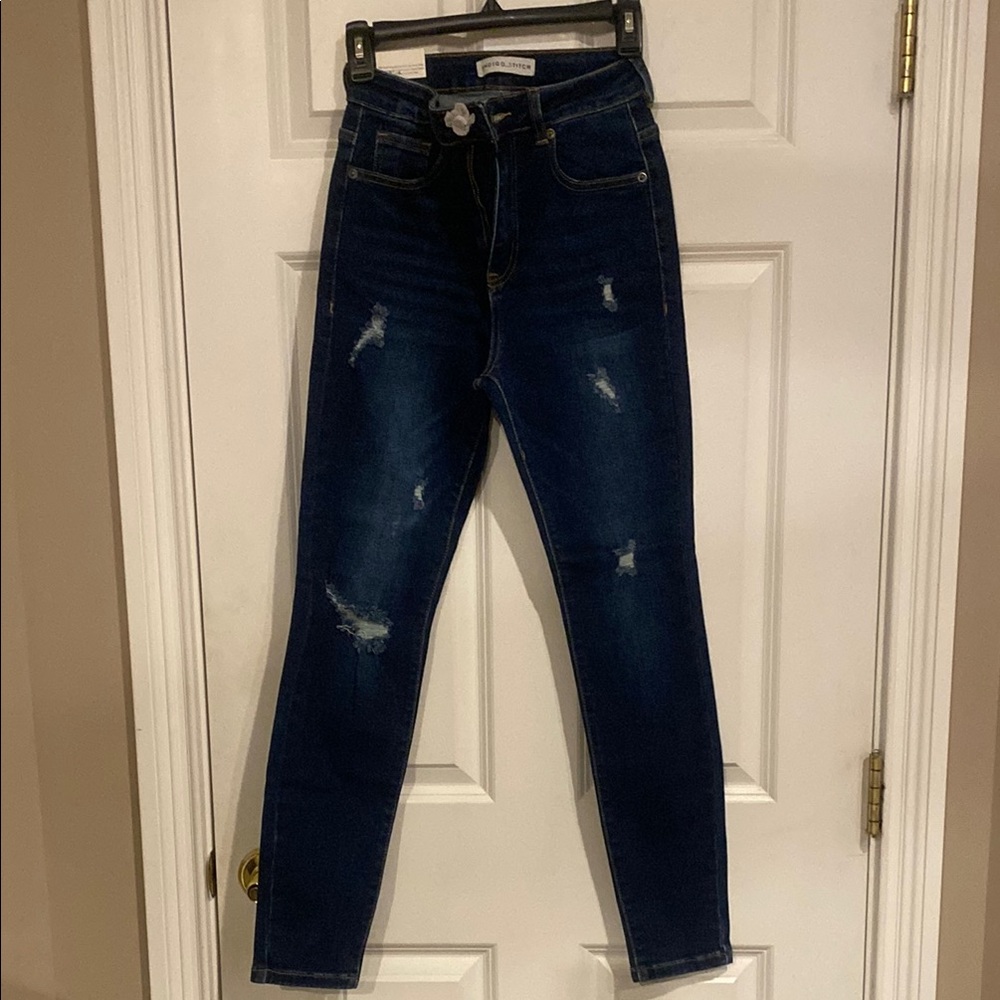 Blue Skinny Jeans with High Waist and Distressed Details